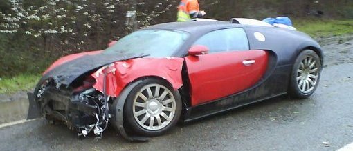 veyron smash01 main1 Bugatti Veyron destrozado, los coches caros también se estrellan.