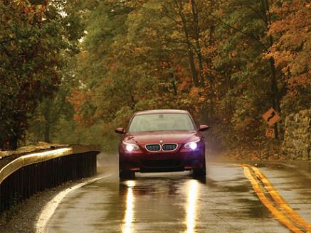 BMW M5 con luces