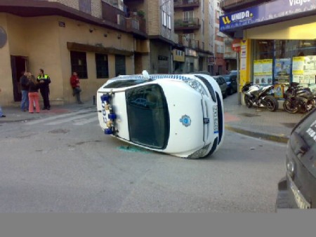 Coche policia volcado aranda policia volcado La policía también sabe aparcar