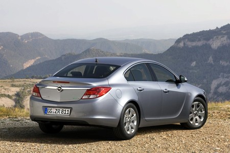 opel-insignia-trasera