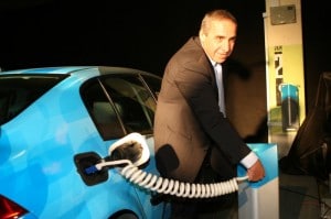 better place israel first plublic chargestation 1 300x199 better place israel first plublic chargestation 1