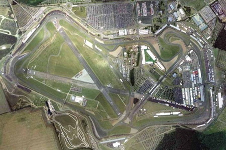 Silverstone vista satelital Silverstone seguirá recibiendo a la F1 por 17 años más.