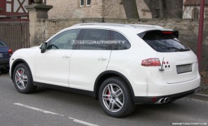 cayenne2011-2 cayenne2011 2 300x182 Porsche Cayenne 2011: casi, casi al descubierto