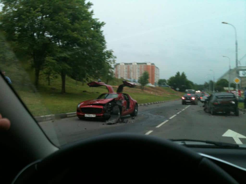 Mercedes SLS AMG accidente 3 Mercedes SLS AMG Vs Lada 112