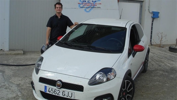 Con el Abarth Grande Punto 155 a la entrada