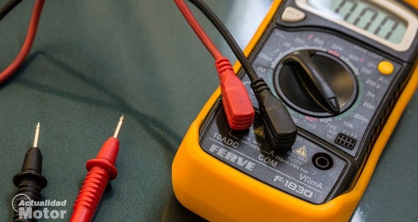 El polímetro es una herramienta imprescindible para detectar fallos eléctricos.