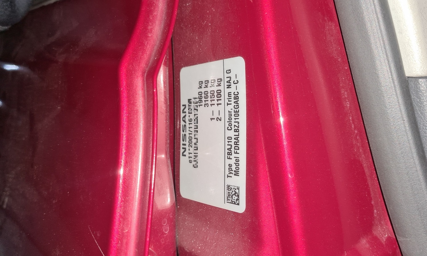 Placa del fabricante de un Nissan Qasqai