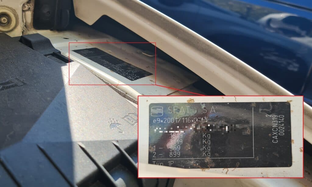 Placa del fabricante en el vano motor