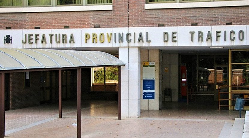Ir a una Jefatura de Tráfico para completar la transferencia de coche