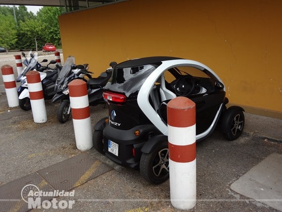 Renault Twizy aparcado entre motos
