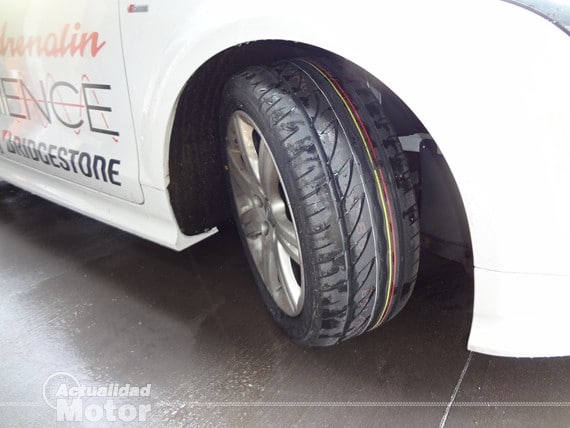 Bridgestone Potenza Adrenalin agarre en mojado