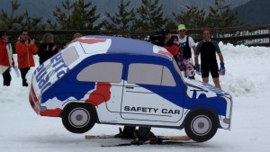 Coche derrapando en nieve