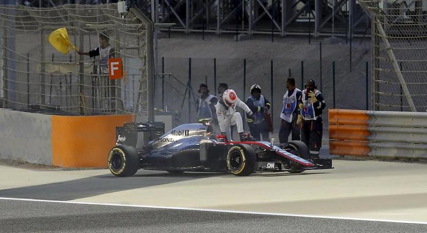 Button parado con el MP4-30 en los libres