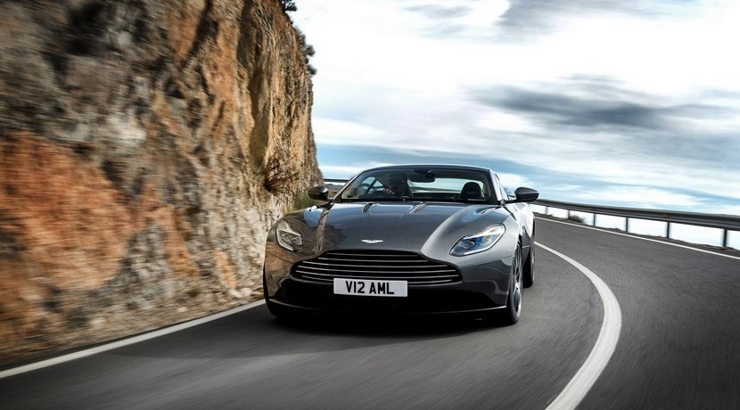 Vedere frontală Aston Martin DB11