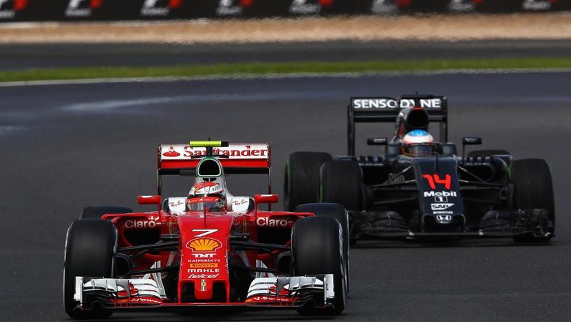 Fernando con su McLaren-Honda tras el Ferrari de Kimi