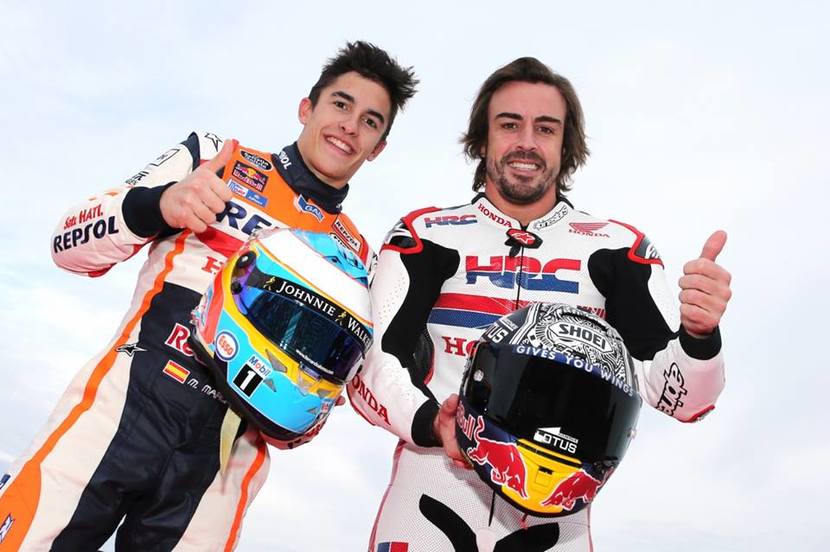 ALonso y Marquez intercambiando casco