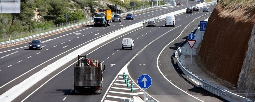 Carril de aceleración o incorporación a una autopista