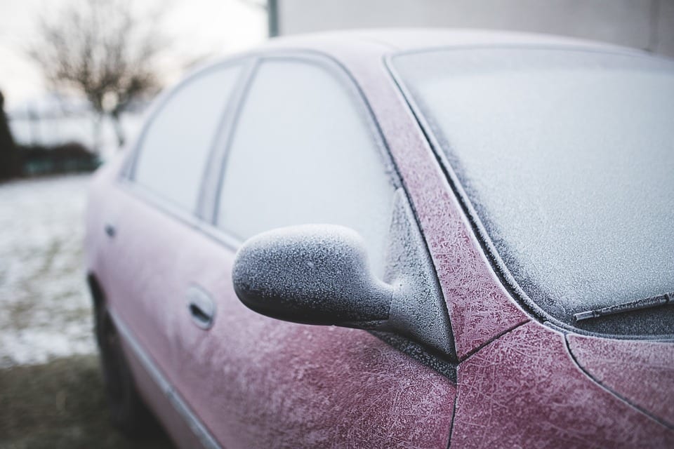 Coche con los cristales congelados