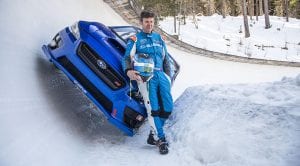 Subaru WRX STI y Mark Higgins descienden por una pista de bobsleigh