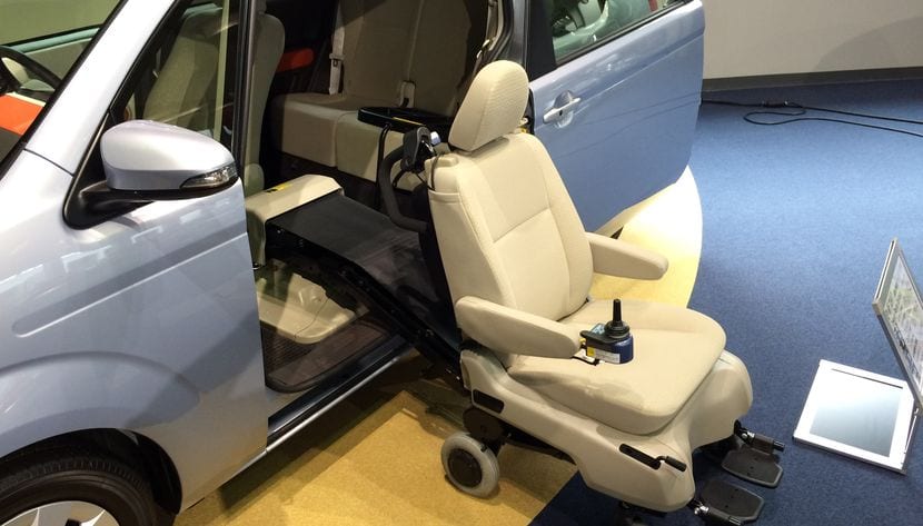 Coche adaptado para un conductor con discapacidad