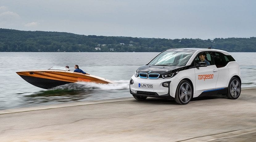 BMW i3 y lancha eléctrica Torqeedo Kaiser K-625 ambos equipados con la batería de alta capacidad BMW i