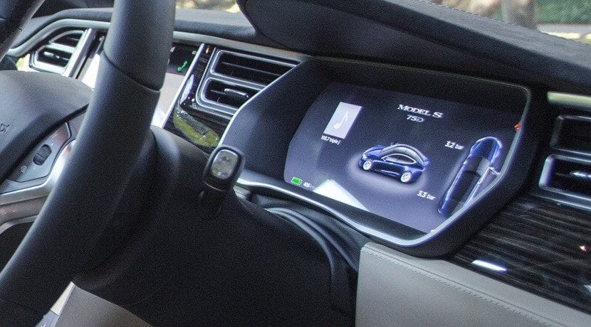 Tesla aumenta la autonomía del las versiones 60 y 60D (Foto de la pantalla con logo del 75D)