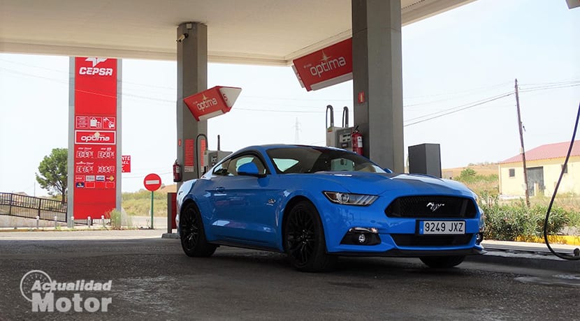 Prueba Ford Mustang GT gasolinera