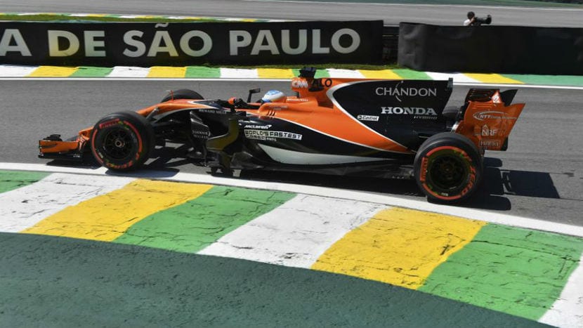 Fernando Alonso en el MCL32 de McLaren en el GP de Brasil