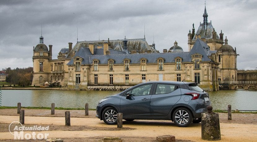 Test Nissan Micra a Parigi (a lato)