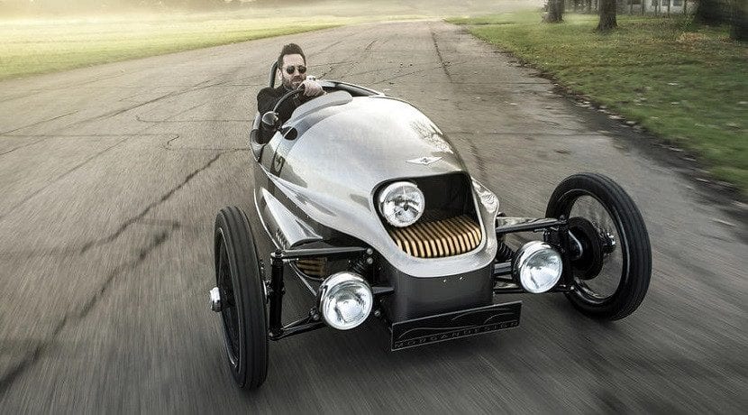 Morgan EV3 en marcha clásico eléctrico