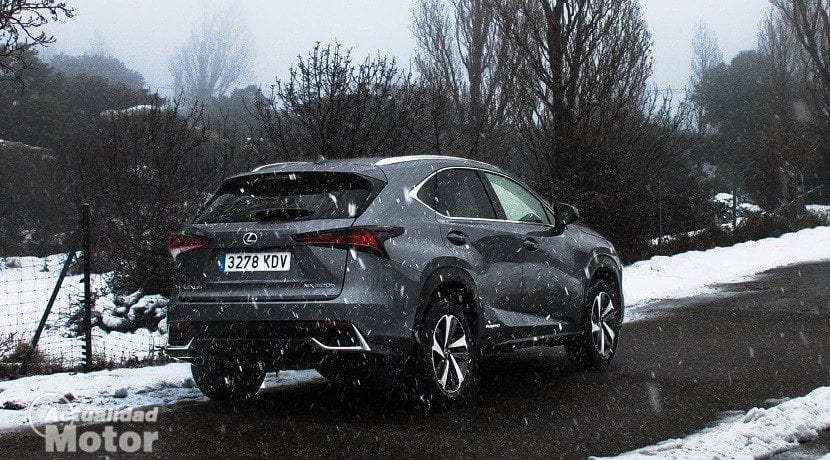 Belakang Lexus NX 300h Luxury dalam salji