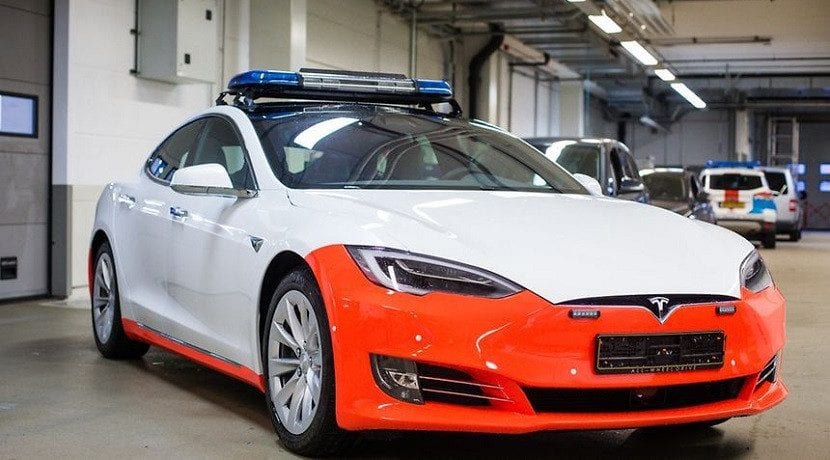 Depan polisi Tesla Model S