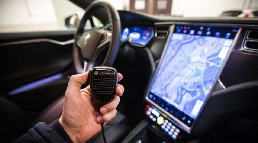 Radio del Tesla Model S policía