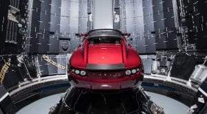 Tesla Roadster en la bodega de carga del SpaceX Falcon Heavy