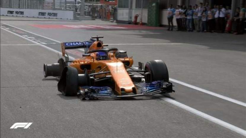 Fernando Alonso con dos ruedas en el MCL33