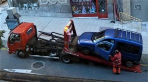 Grúa llevándose un coche