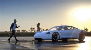 Alam Levine cantante de Maroon 5 prueba el Porsche Mission e
