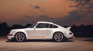 Lateral del Porsche 911 964 preparado por Singer y Williams con 507 CV
