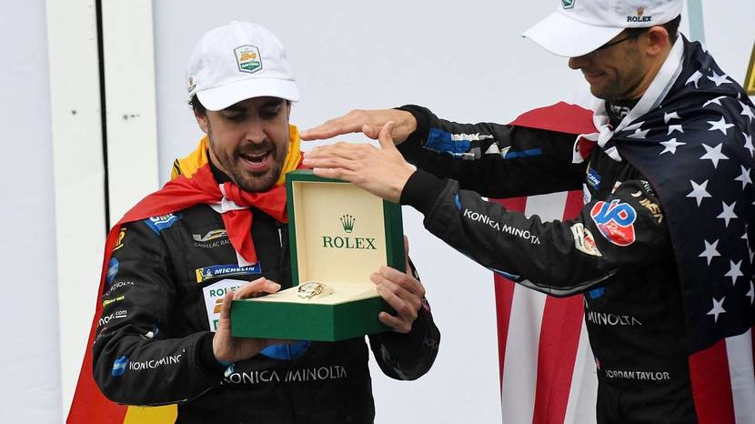 Fernando Alonso con su premio por la victoria de las 24h de Daytona