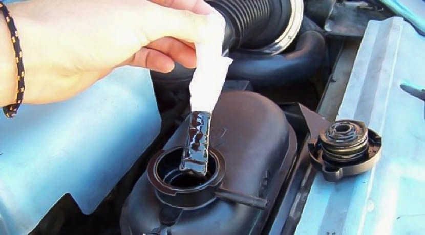 Mezcla de aceite y anticongelante en el vaso expansor del coche color