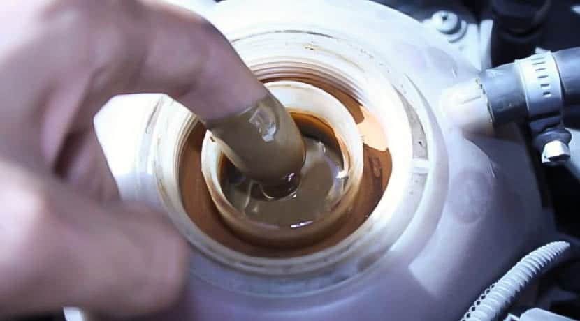 Mezcla de aceite y anticongelante en el vaso expansor del coche