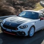 Frontal del Abarth 124 Rally Tribute Edition en movimiento