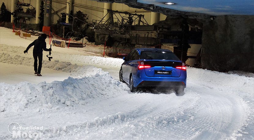 Toyota Prius AWD-i en nieve