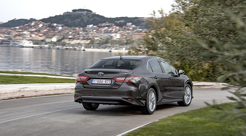 Toyota Camry dinámica perfil trasero