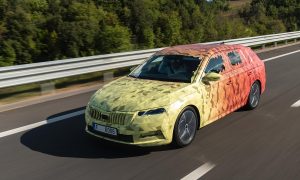 Skoda Octavia camuflado delantera