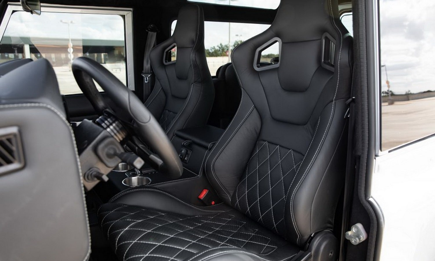 Land Rover Defender Bucket Seats Land Rover Defender Blackcomb: traditional design with 573 CV Corvette