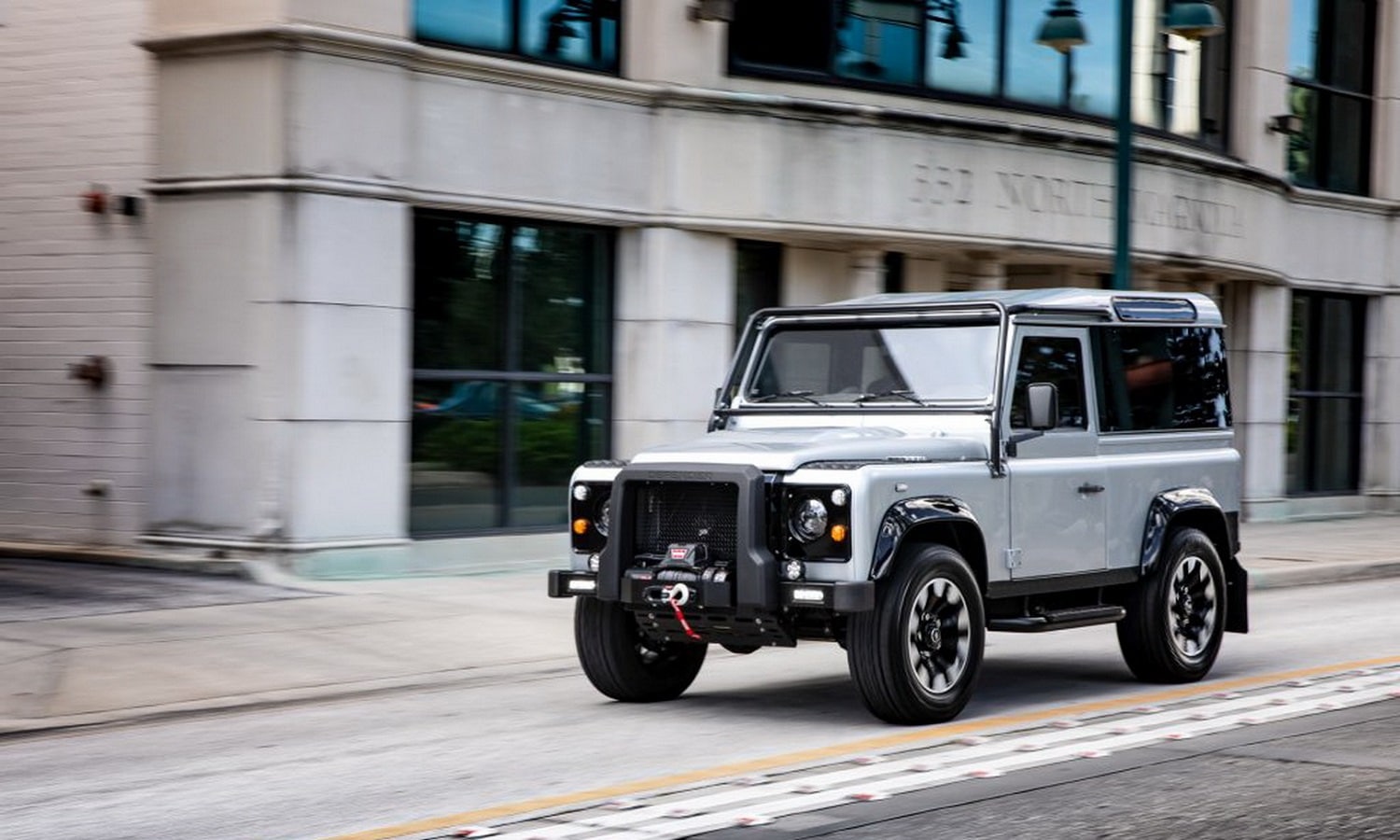 land-rover-defender-blackcomb-frontal-3-4-dinamica