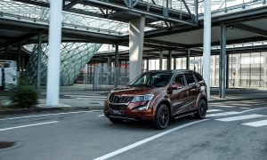 Mahindra XUV500 front