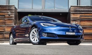 Los coches de Tesla hablarán con los peatones