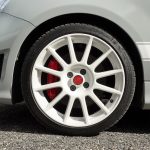 Llantas blancas del Abarth 595 Esseesse con discos de freno perforados y pinzas Brembo rojas